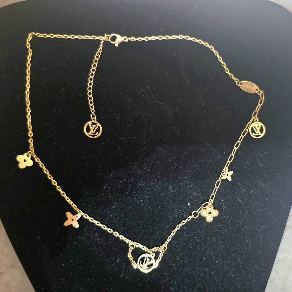 Elegant Gold Floral Necklace